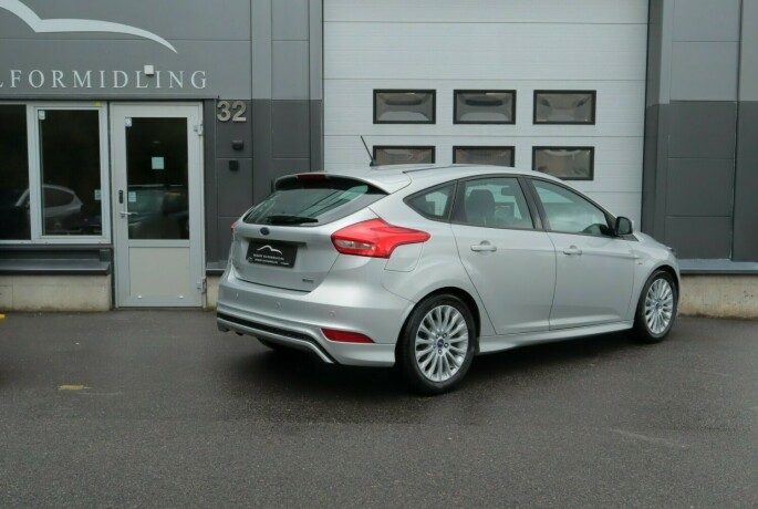 ford-focus-bensin-2018-big-1