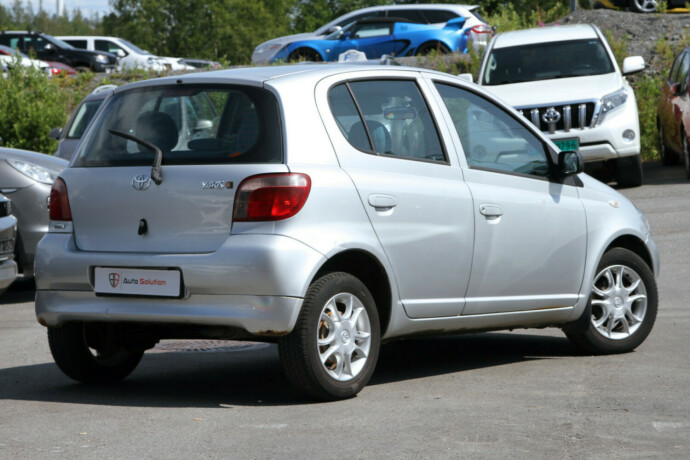 toyota-yaris-bensin-2000-big-1