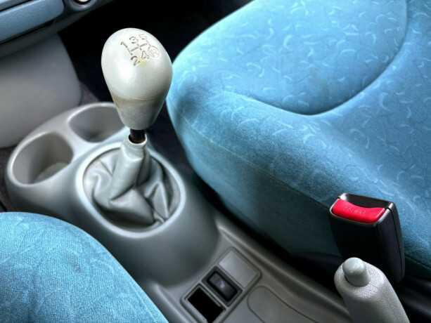 toyota-yaris-bensin-2000-big-7