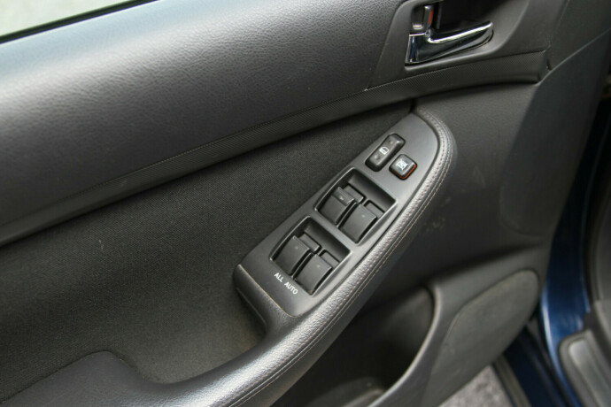 toyota-avensis-bensin-2006-big-11