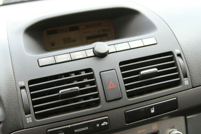 toyota-avensis-bensin-2006-big-5