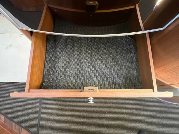 carthago-chic-e-line-i-50-yachting-2-enkle-senger-senkeseng-alde-vannb229en-varme-4500kg-chassis-garanti-diesel-2015-big-46