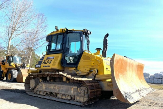 2019-bulldoser-komatsu-d51pxi-big-1