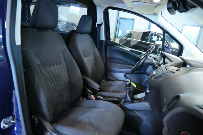 ford-transit-courier-bensin-2017-big-7