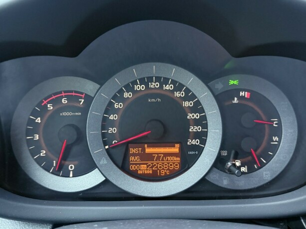 toyota-rav4-diesel-2011-big-15