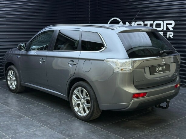 mitsubishi-outlander-elektrisitetbensin-2014-big-1