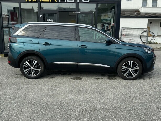 peugeot-5008-bensin-2018-big-3