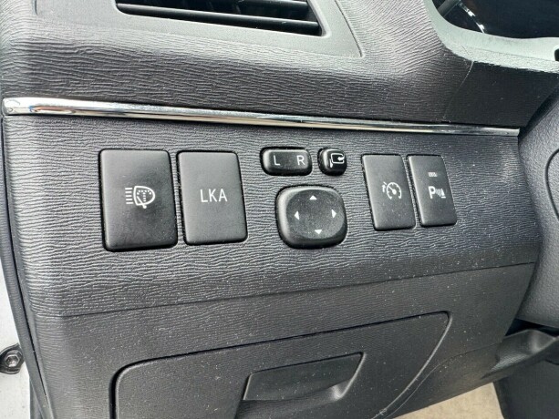 toyota-avensis-diesel-2009-big-16