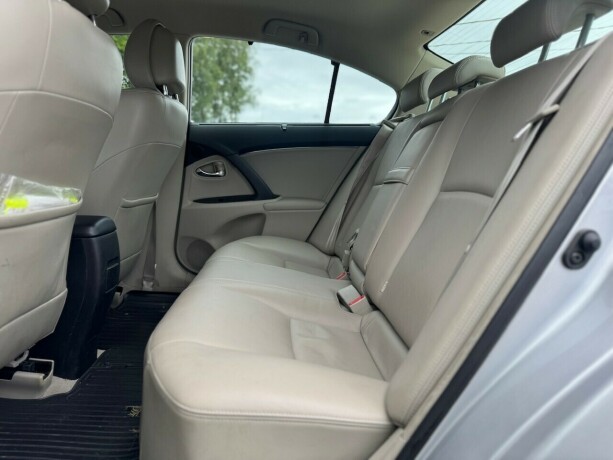 toyota-avensis-diesel-2009-big-9