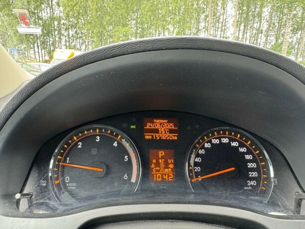 toyota-avensis-diesel-2009-big-13
