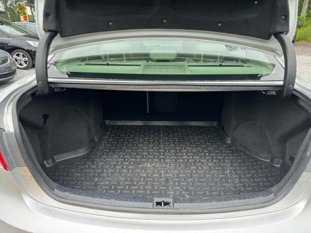 toyota-avensis-diesel-2009-big-10
