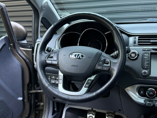 kia-rio-bensin-2013-big-13
