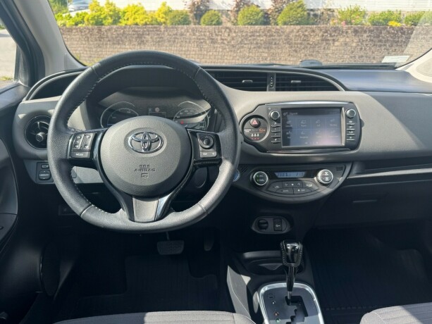 toyota-yaris-elektrisitetbensin-2018-big-7