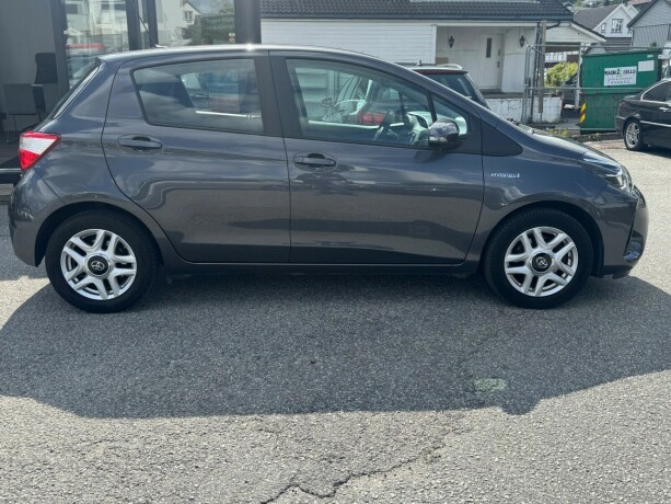 toyota-yaris-elektrisitetbensin-2018-big-3