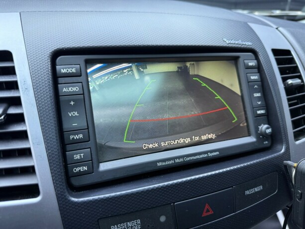 mitsubishi-outlander-diesel-2011-big-16