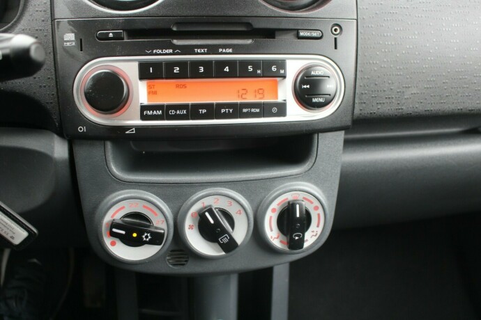 mitsubishi-colt-bensin-2011-big-9