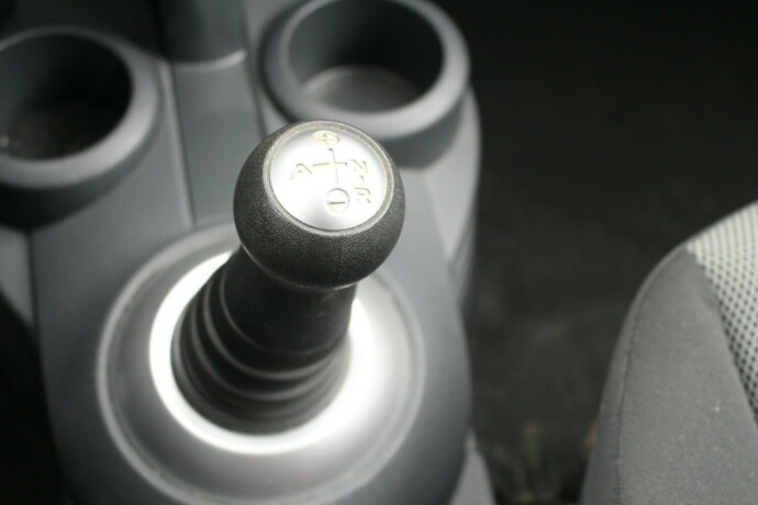 mitsubishi-colt-bensin-2011-big-10