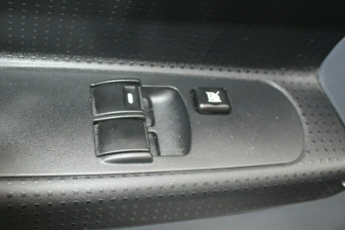 mitsubishi-colt-bensin-2011-big-5