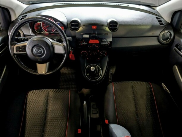 mazda-2-bensin-2011-big-12