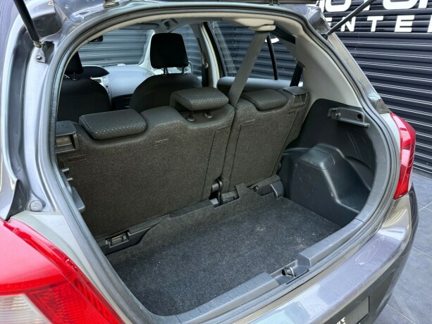 toyota-yaris-bensin-2011-big-23