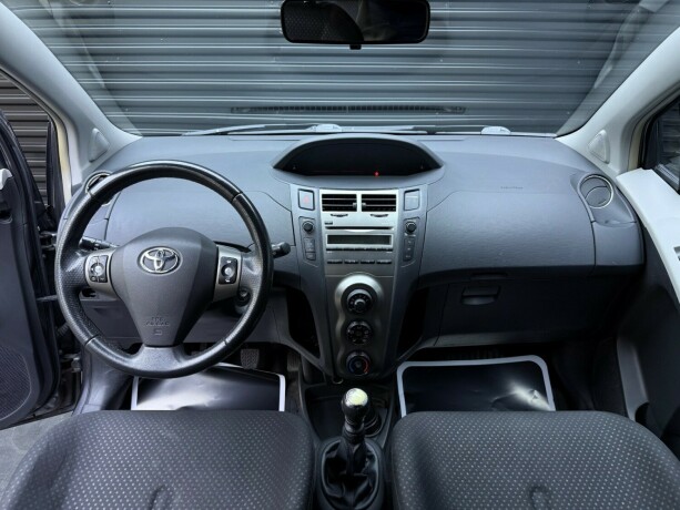 toyota-yaris-bensin-2011-big-9