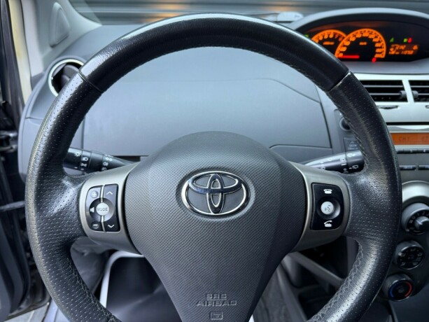 toyota-yaris-bensin-2011-big-13