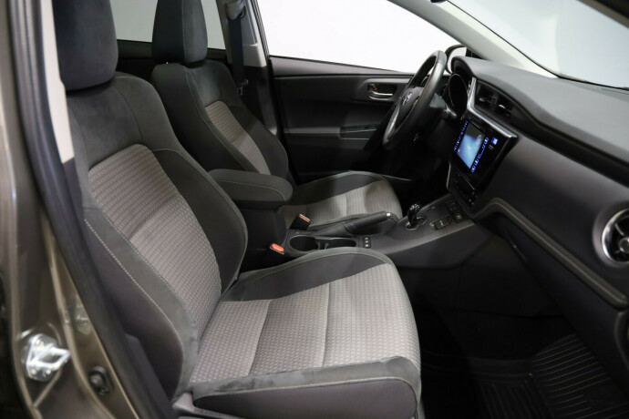 toyota-auris-elektrisitetbensin-2019-big-10