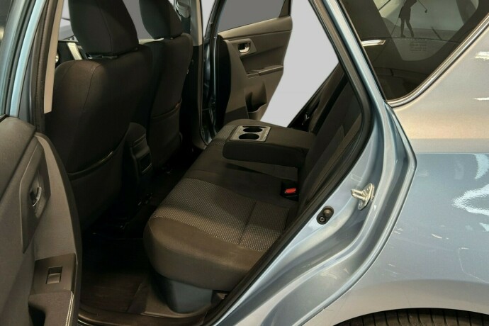 toyota-auris-elektrisitetbensin-2013-big-9