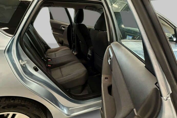 toyota-auris-elektrisitetbensin-2013-big-10