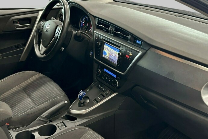 toyota-auris-elektrisitetbensin-2013-big-2