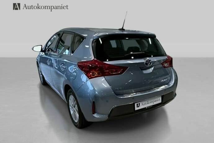 toyota-auris-elektrisitetbensin-2013-big-1