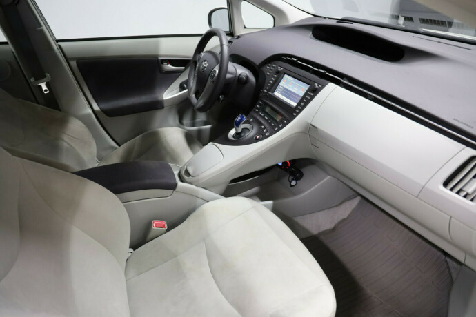 toyota-prius-bensin-2011-big-13