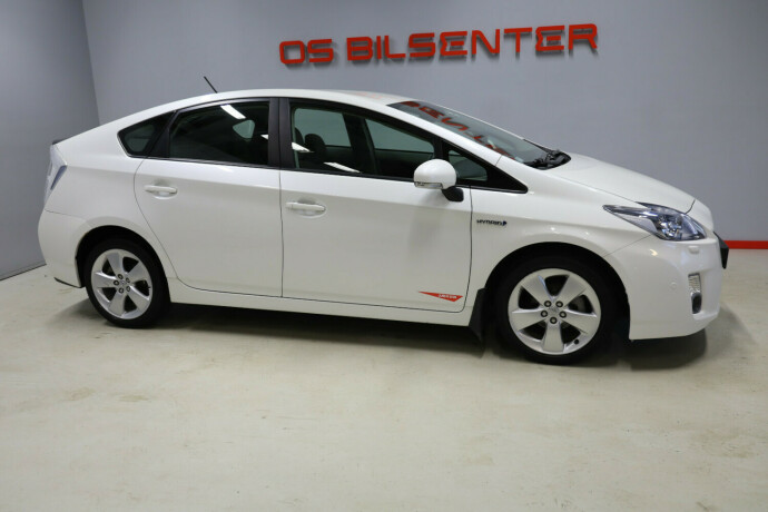 toyota-prius-bensin-2011-big-1