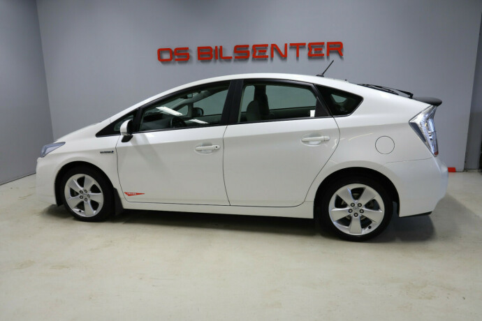 toyota-prius-bensin-2011-big-4