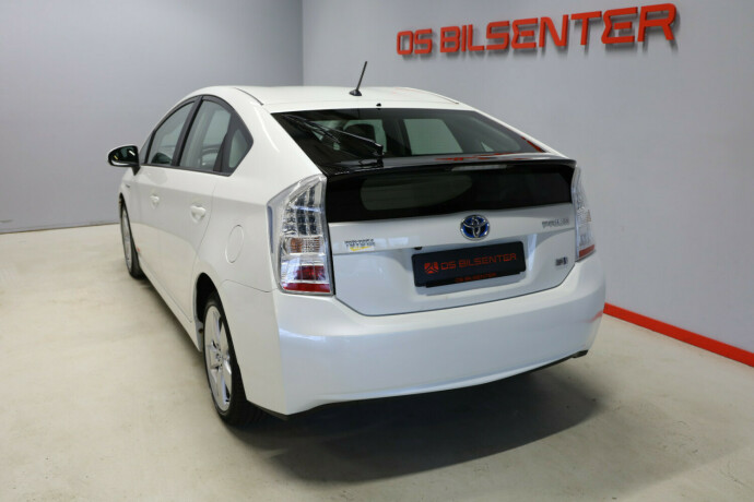 toyota-prius-bensin-2011-big-6