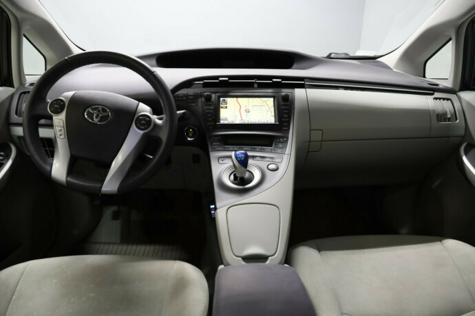 toyota-prius-bensin-2011-big-12