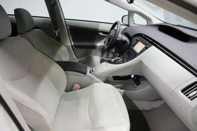 toyota-prius-bensin-2011-big-7