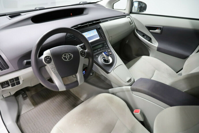 toyota-prius-bensin-2011-big-10