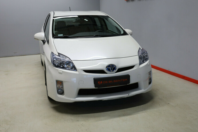 toyota-prius-bensin-2011-big-2