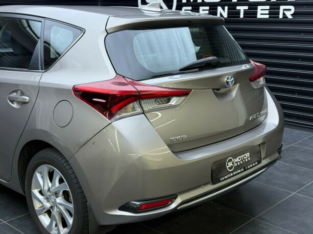 toyota-auris-elektrisitetbensin-2016-big-6