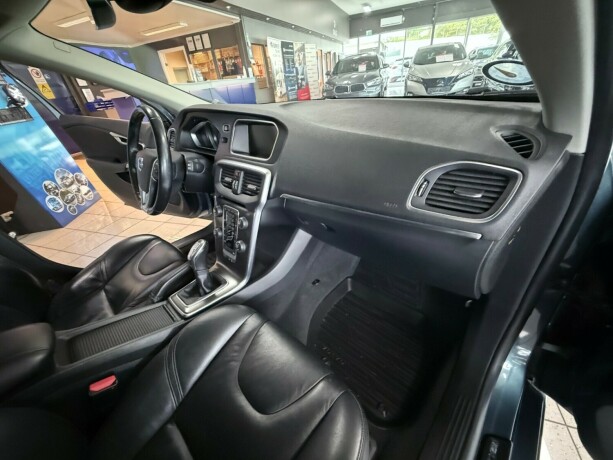 volvo-v40-diesel-2014-big-31