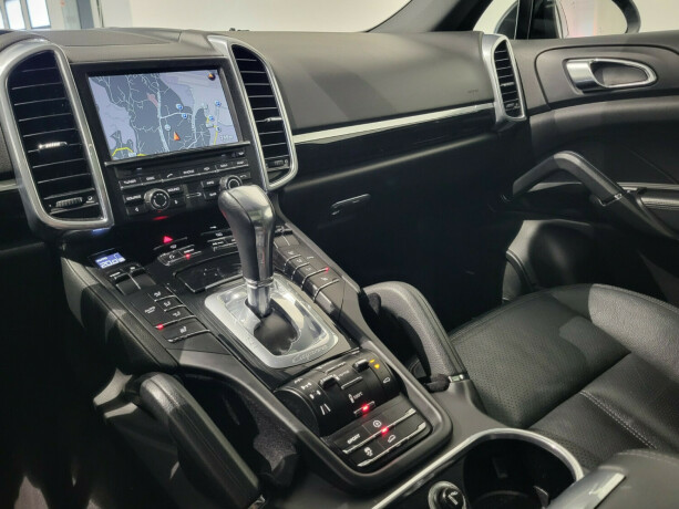 porsche-cayenne-diesel-2011-big-16