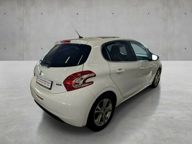 peugeot-208-bensin-2013-big-3
