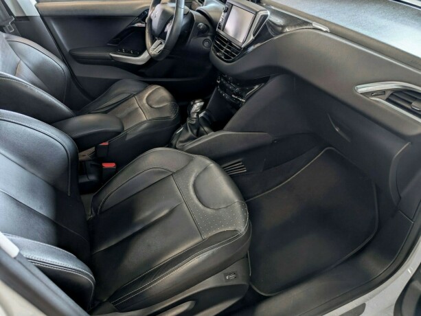 peugeot-208-bensin-2013-big-21