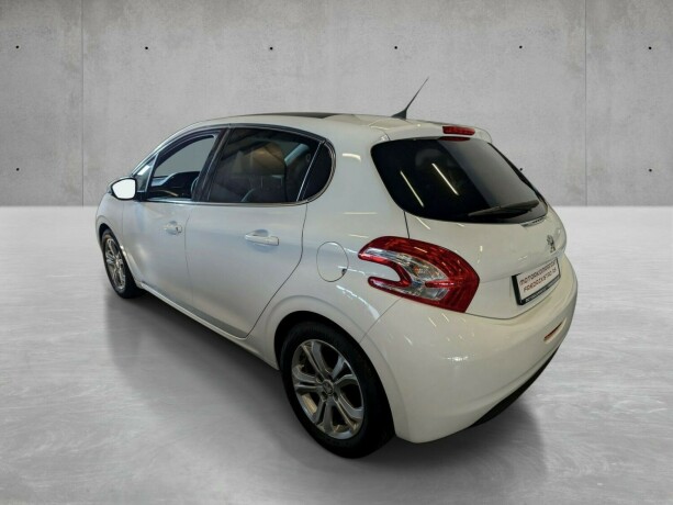 peugeot-208-bensin-2013-big-2