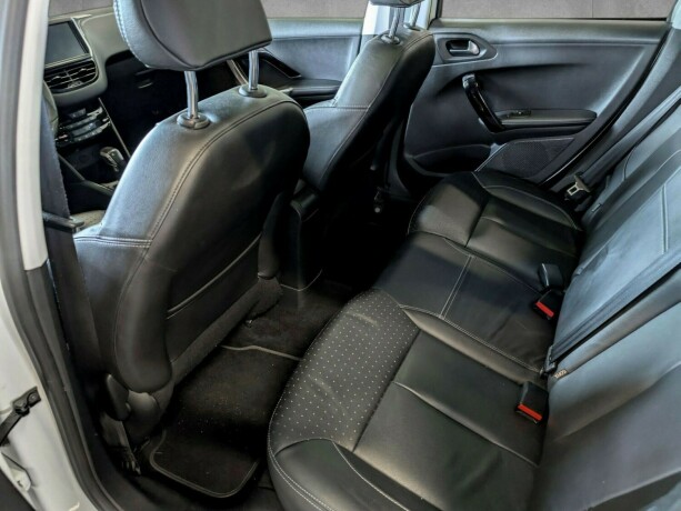 peugeot-208-bensin-2013-big-20