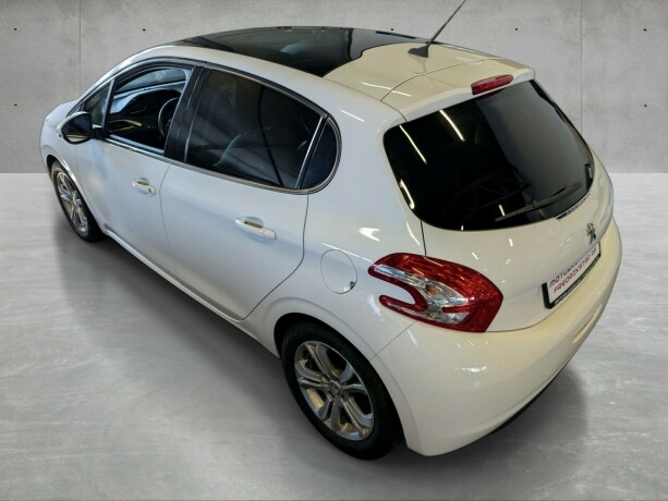 peugeot-208-bensin-2013-big-6