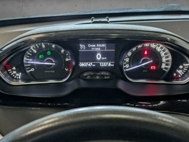 peugeot-208-bensin-2013-big-16
