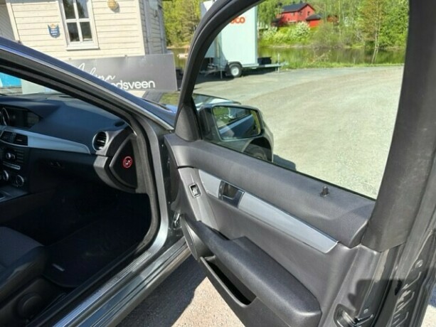 mercedes-benz-c-klasse-bensin-2012-big-19