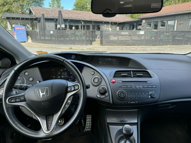 honda-civic-bensin-2010-big-11